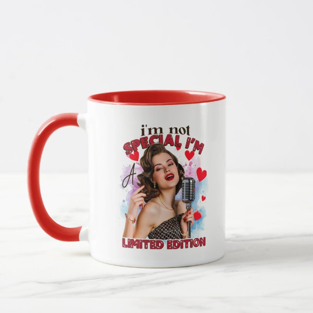 Funny Retro Lady fügt Monogramm hinzu Tasse (Links)
