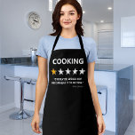Funny Review | Kochen wird nicht empfohlen Schürze<br><div class="desc">Funny Küche Schürze mit dem Wort "COOKING",  mit 1 von 5 Sternen,  ein schlechtes Sprichwort "überbewertet,  würde es niemandem empfehlen",  und ihren Namen.</div>