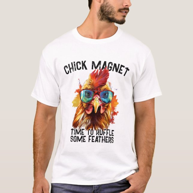 Funny Rooster Chick Magnet Ruffle Einige Federn T-Shirt (Vorderseite)