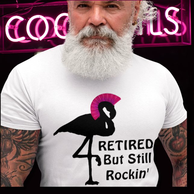 Funny Rtirement müde, aber noch Rockin Flamingo T-Shirt (senior male model wearing retired but still rockin' t-shirt with flamingo wearing punk mohawk hair)
