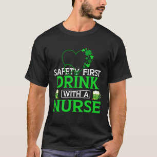 Funny Safety First Drink mit einem Krankenwagen St T-Shirt