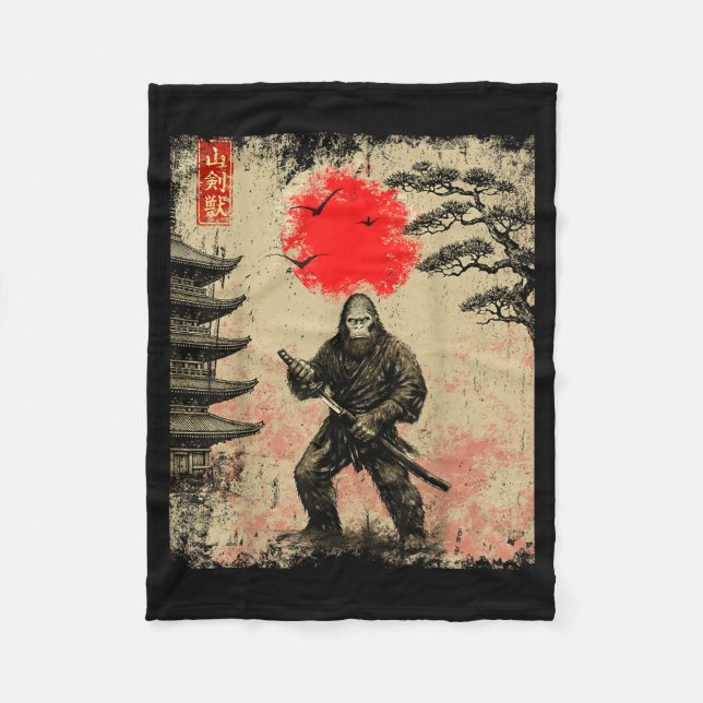 Funny Samurai Bigfoot Japanese Art Graphic Tee Ani Fleecedecke (Vorderseite)