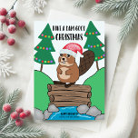 Funny Santa Beaver Dam Gute Weihnachten<br><div class="desc">Teilen Sie sich einen Spaß mit dieser Weihnachtskarte mit einem niedlichen Biber in einer Weihnachtsmannmütze,  die stehend über dem Damm in einem von Weihnachtsbäumen umgebenen Bach liegt. Gruß sagt: "Einen Damm gut Weihnachten haben". Original-Kunstwerk von KL Stock.</div>
