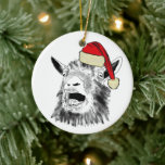 Funny Santa Goat schrie Keramik Ornament<br><div class="desc">Mit diesem Funny Happy Weihnachtsgeschrei im Ziegenstil Spaß Weihnachtsbaumdekoration machen Sie Spaß und Lachen. Eine tolle Art, die Notwendigkeit zu erkennen, während der Weihnachtszeit mit dieser sonderbaren Ziege zu schreien und zu lachen. Ein tolles Geschenk für Ziegenliebhaber, die Familie und Freunde lieben. Das sonnige schreiende Ziegenbauerntier zeichne mit lustiger Weihnachtsmannmütze...</div>