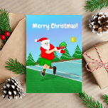 Funny Santa Playing Pickleball Frohe Weihnachten<br><div class="desc">Eine humorvolle Weihnachtskarte mit dem Weihnachtsmann,  der am beliebten Schlägersport des Pickleballs teilnimmt! Die clevere Insider-Nachricht der Karte ist perfekt,  aber Sie können sie leicht ändern. Spieler von Pickleball müssen dies haben!</div>