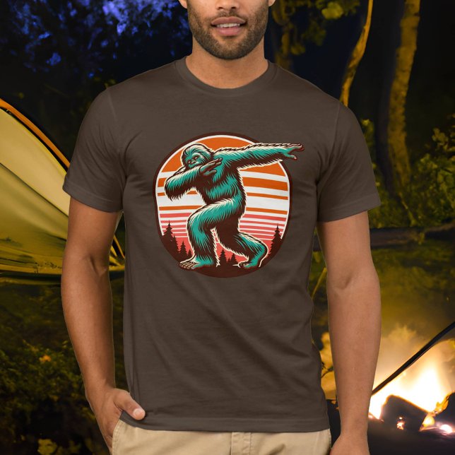 Funny Sasquatch Bigfoot Dabbing Personalisiert T-Shirt (Von Creator hochgeladen)