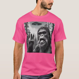 Funny Sasquatch Bigfoot Rock on Selfie mit Ufo Al T-Shirt
