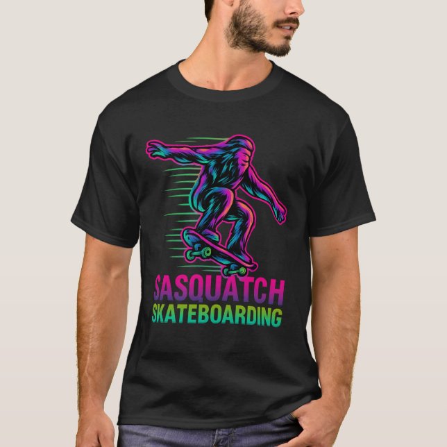 Funny Sasquatch Skateboarding Retro Neon - Bigfoot T-Shirt (Vorderseite)