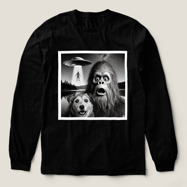 Funny Scared Bigfoot & Dog Watching UFO Alien Tri-Blend Shirt (Design Vorderseite)