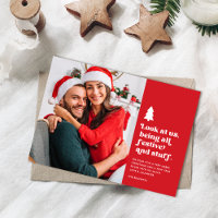 Funny Schau uns als festliches Weihnachts-Foto an