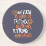 Funny Science Chemistry Universe Made of Morons Getränkeuntersetzer<br><div class="desc">Das Universum besteht aus Protonen, Neutronen, Elektronen und Moronen. Funny und sarkastisches Design für diejenigen, die Liebe Chemistry Witze, Pun, Sarkasmus und Spaß. Coole und humorvolle Ware für Chemielehrer, Chemiker und Wissenschaftsstudenten. Ideal für Wissenschaftsfreaks, Nerd, Gymnasiallehrer und Schüler, die Liebe Biologie, Physik und Chemie. Große Weihnachtsgeschenke und Geburtstagsgeschenk für Sohn,...</div>