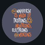 Funny Science Chemistry Universe Made of Morons Runder Aufkleber<br><div class="desc">Das Universum besteht aus Protonen, Neutronen, Elektronen und Moronen. Funny und sarkastisches Design für diejenigen, die Liebe Chemistry Witze, Pun, Sarkasmus und Spaß. Coole und humorvolle Ware für Chemielehrer, Chemiker und Wissenschaftsstudenten. Ideal für Wissenschaftsfreaks, Nerd, Gymnasiallehrer und Schüler, die Liebe Biologie, Physik und Chemie. Große Weihnachtsgeschenke und Geburtstagsgeschenk für Sohn,...</div>