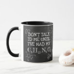 Funny Science Coffeine Molecule - Sprich nicht mit Tasse<br><div class="desc">Für alle Naturwissenschafts-Nerd und Kaffeeliebhaber ist diese Tasse der ideale Ausgangspunkt für Ihren Tag! Mit einem Coffein-Molekül-Design mit der Phrase "Sprich nicht mit mir, bis ich meine CsCs hatte", ist es NoO eine großartige Möglichkeit, deine Liebe für Chemie und Kaffee zu zeigen. Die Chalkboard-Art verleiht ihm ein cooles, handgefertigtes Aussehen,...</div>