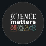 Funny Science Matters Geek and Nerd Scientist Runder Aufkleber<br><div class="desc">Wissenschaft ist wichtig. Inspiration für alle, die an wissenschaftliche Beweise, Labrador-Experimente und Forschung glauben. Coole motivierend Ware für Lehrer, Wissenschaftler und Schüler. Ideal für Wissenschaftsfreaks, Nerd, Gymnasiallehrer und Schüler, die Liebe Biologie, Physik und Chemie. Große Weihnachtsgeschenke und Geburtstagsgeschenk für Sohn, Tochter, Uni, Bruder oder Schwester. Die Hintergrundfarbe kann auf die...</div>