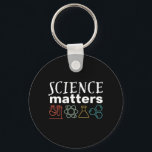 Funny Science Matters Geek and Nerd Scientist Schlüsselanhänger<br><div class="desc">Wissenschaft ist wichtig. Inspiration für alle, die an wissenschaftliche Beweise, Labrador-Experimente und Forschung glauben. Coole motivierend Ware für Lehrer, Wissenschaftler und Schüler. Ideal für Wissenschaftsfreaks, Nerd, Gymnasiallehrer und Schüler, die Liebe Biologie, Physik und Chemie. Große Weihnachtsgeschenke und Geburtstagsgeschenk für Sohn, Tochter, Uni, Bruder oder Schwester. Die Hintergrundfarbe kann auf die...</div>