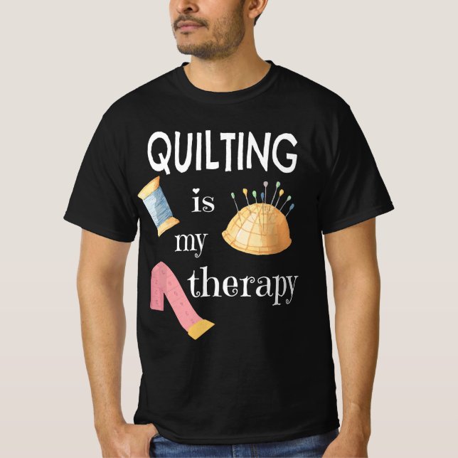 Funny Sewing Gift for Quilter Quilting is My Thera T-Shirt (Vorderseite)