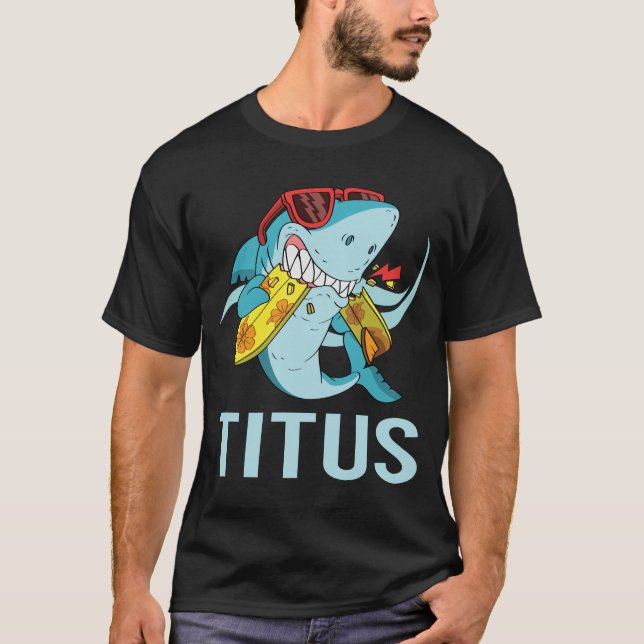Funny Shark - Titus Name T-Shirt (Vorderseite)