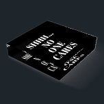 Funny SHHH... Keiner kümmert sich Briefbeschwerer<br><div class="desc">SHHH...  KEINE KARTEN bedruckt auf einem viereckigen Glaspapiergewicht von 3" x 3" x 75". Geschenkboxen inbegriffen.</div>