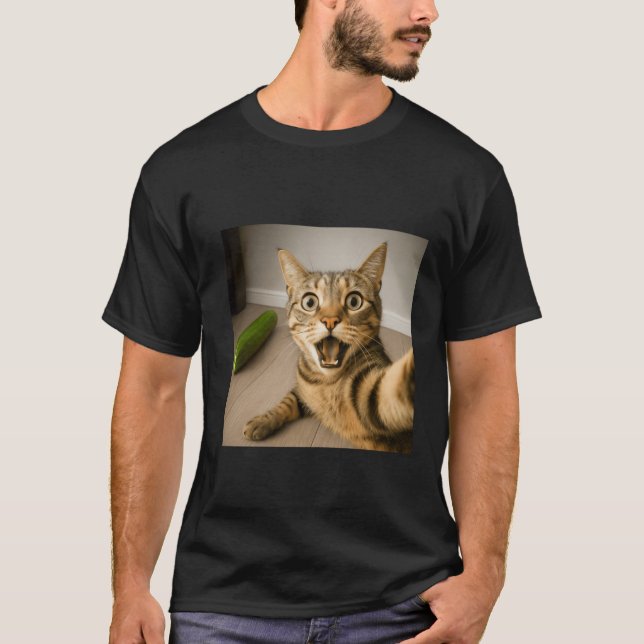 Funny Shocked Cat Selfie with Cucumber Meme Design T-Shirt (Vorderseite)