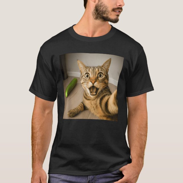 Funny Shocked Cat Selfie with Cucumber Meme Design T-Shirt (Vorderseite)