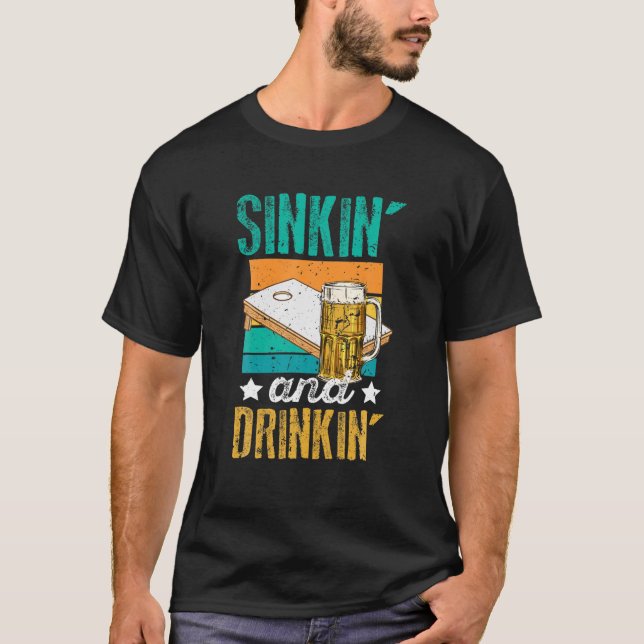 Funny Sinkin' and Drinkin' Cornhole Biertrinker T-Shirt (Vorderseite)