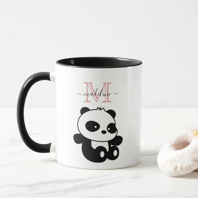 Funny Sitting Panda Moderne rosa Monogramm Tasse (Mit Donut)