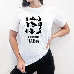 Funny Six Cats Yoga Positionen T-Shirt<br><div class="desc">Das ist das perfekte T-Shirt für alle,  die Katzen Lieben. Es zeigt ein Bild von 6 Katzen in einer Yogaposition und verschiedene Posen rund um das Sweatshirt. Es hat die Worte Pawsitive Vibes. Spaß für Yogafreunde ist kein Shirt.</div>