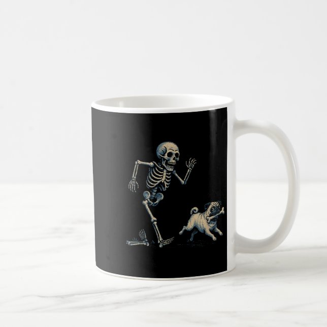 Funny Skeleton Chasing Mops Halloween Hund Mama Mo Kaffeetasse (Rechts)