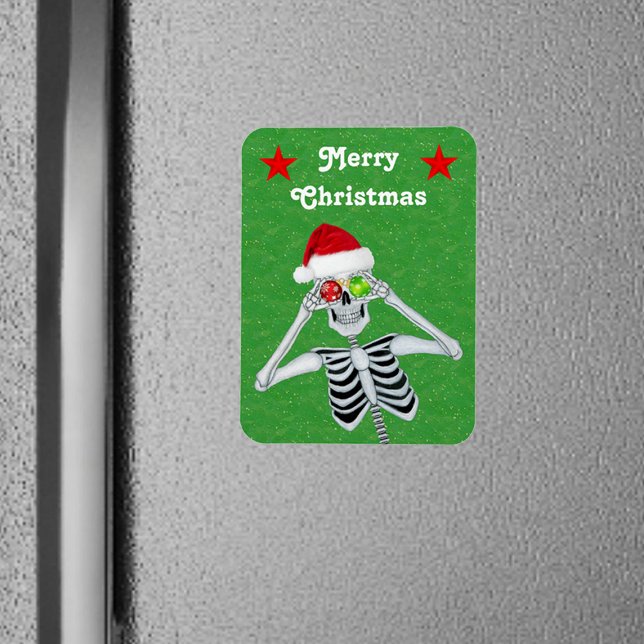 Funny Skeleton Christmas Ornamente Sterne Grün Magnet (Silly Skeleton ornament Eyes Santa hat red Stars on green Christmas flexible magnet.)