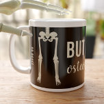 Funny Skeleton Knochen, aber erste Osteographie Jumbo-Tasse<br><div class="desc">Suchen Sie ein tolles Geschenk für einen Knochenarzt? Karo aus dieser lustigen Osteographie Riesenkaffee-Tasse,  mit Skelettbeinen,  die ihre lustigen Knochen kitzeln. Personalisieren Sie es mit ihrem Namen,  um es besonders zu machen.</div>