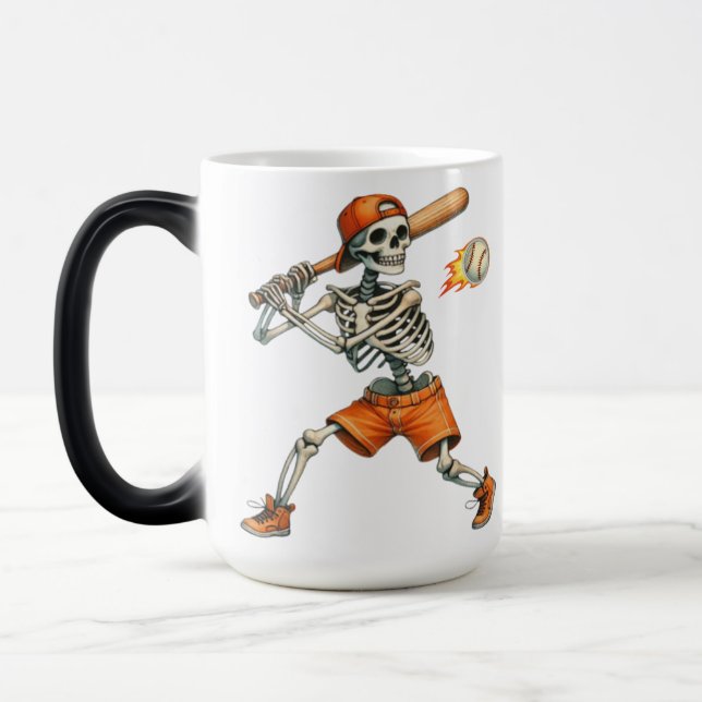 Funny Skeleton schlägt Baseball Halloween Verwandlungstasse (Links)