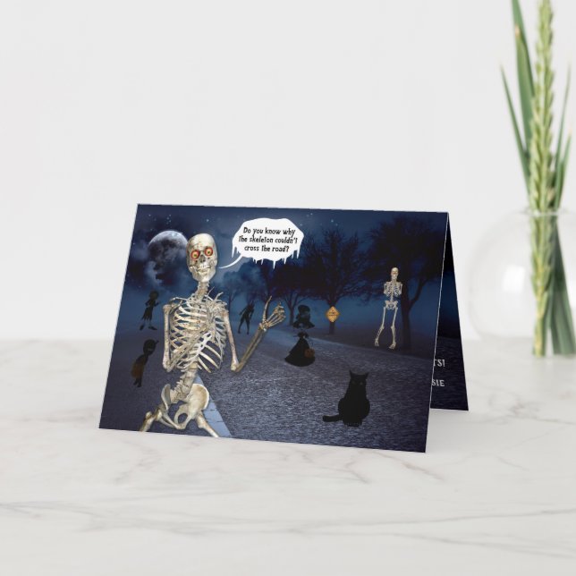 Funny Skeleton Tells a Joke Halloween Karte (Vorderseite)