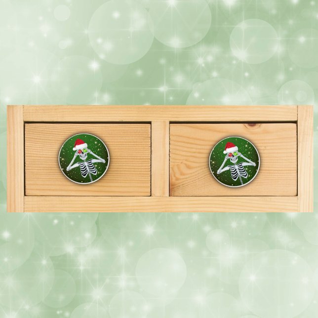 Funny skeleton Weihnachtsmannmütze Ornament Gold S Keramikknauf (Fun Christmas Skeleton shiny ornament eyes bright gold stars on dark green drawer pull knobs.)