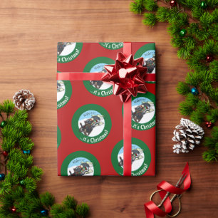 Funny Skunk on a Sled Es ist Weihnachten! Cartoon Geschenkpapier