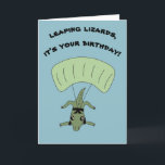 Funny Skydiving Lizard Custom Message Birthday Karte<br><div class="desc">Fügen Sie Ihren eigenen Text in die Vorderseite und in die Innenseite dieser Cartoon-Karte,  um Ihre eigenen personalisierten Gruß oder verlass es wie für eine lustige Nachricht,  die von Fans von Reptilien und Skydivers geschätzt wird. Diese Karte zeigt eine Cartoon-Abbildung eines Skydiving-Eidechsen.</div>