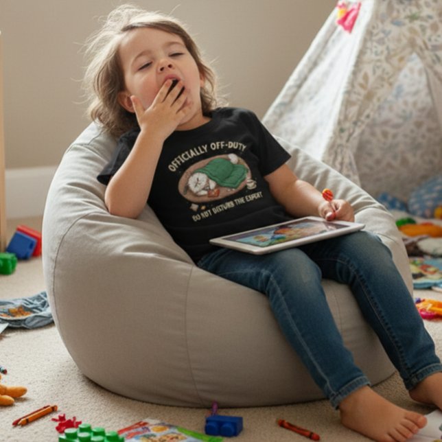 Funny Sleeping Cat Off-Duty Graphic T-Shirt (Von Creator hochgeladen)