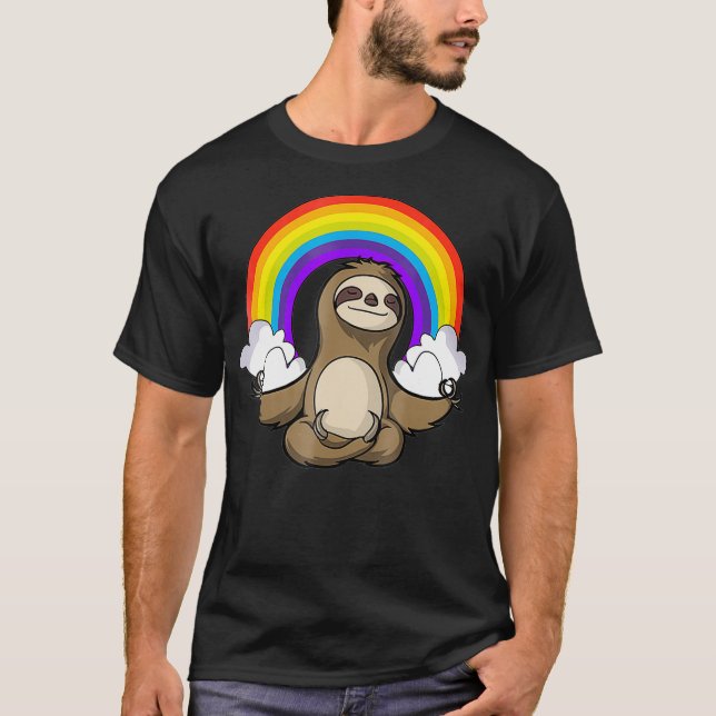 Funny Sloth Buddha Zen Yoga Meditation Rainbow  T-Shirt (Vorderseite)