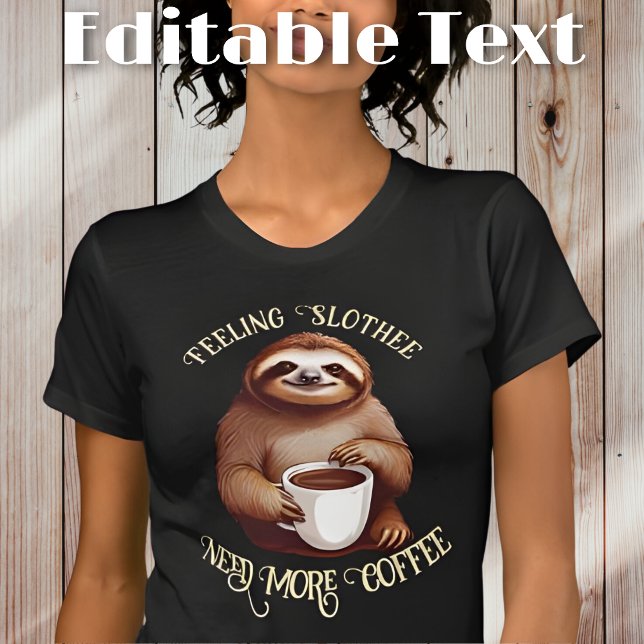 Funny Sloth Drink Kaffee bearbeitbarer Text T-Shirt (Von Creator hochgeladen)