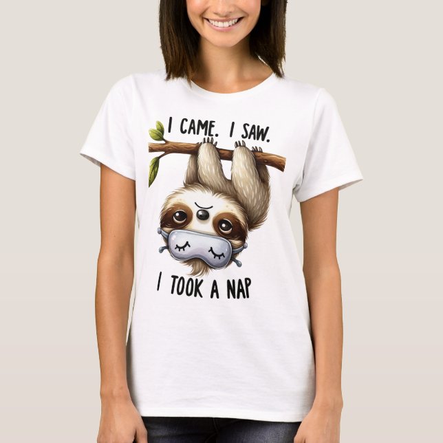 FUNNY SLOTH HANGING FROM A TREE T-Shirt (Vorderseite)