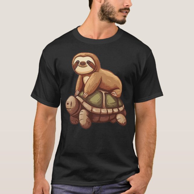 Funny sloth riding on a turtle Graphic T-Shirt (Vorderseite)