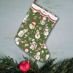 Funny Snowman Pattern auf Green Großer Weihnachtsstrumpf<br><div class="desc">Dieser niedliche Strumpf bietet Cartoon-Schneemänner in verschiedenen Aktivitäten, wie zum Beispiel Skifahren, Skaten und Weihnachts-Shopping. Die Bilder sind hauptsächlich in Schwarz, Rot, Blau und Gold gehalten und auf einem grünen Hintergrund platziert. Eine weiße, in Rot umrandete Kante hält Ihren individuellen Namen oben. Die Rückseite des Strumpfs ist identisch mit der...</div>
