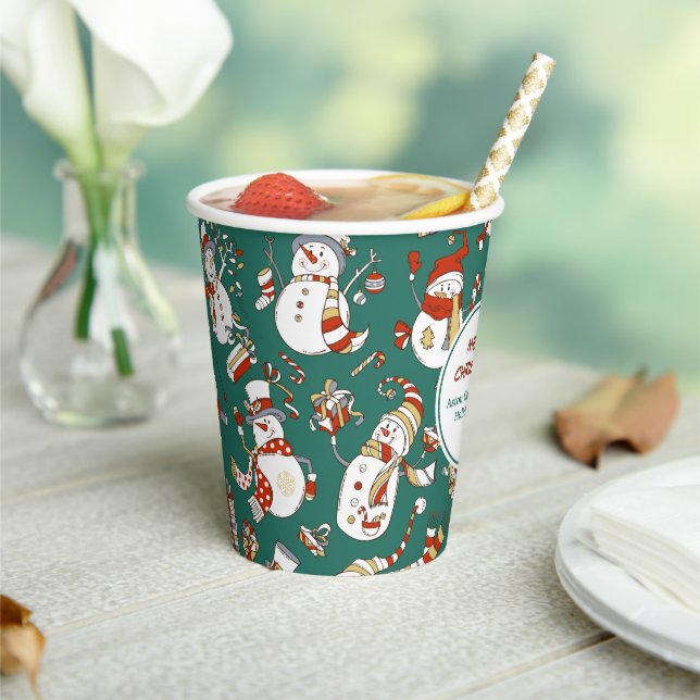 Funny Snowmen Holiday Pattern auf Aquamarinem Pappbecher (In Situ)