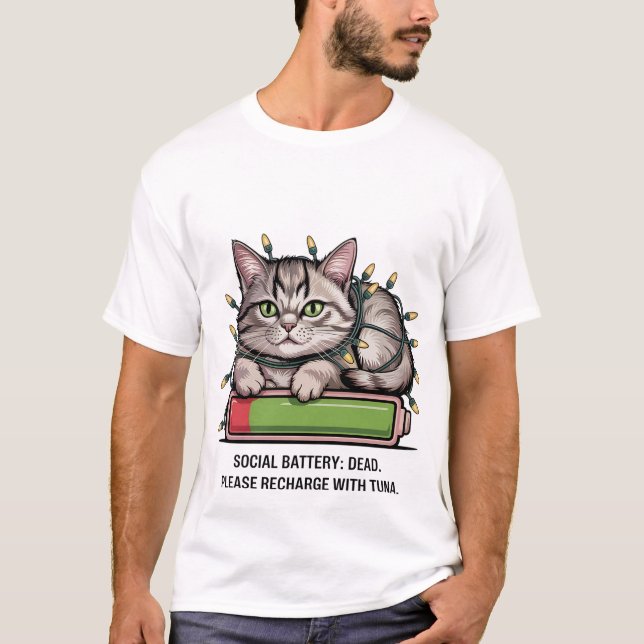 Funny "Social Battery Dead" Cute Cat Recharge 🔋🐈 T-Shirt (Vorderseite)