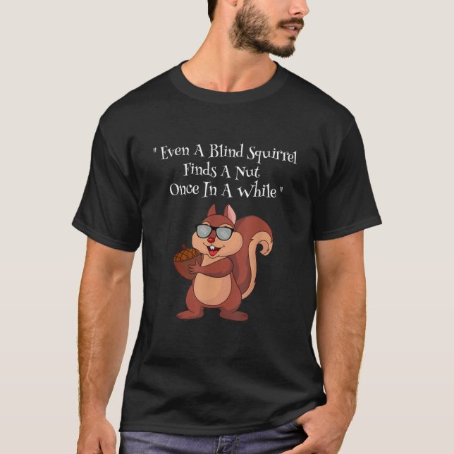 Funny Sogar ein Blindes Eichhörnchen findet einen  T-Shirt (Vorderseite)