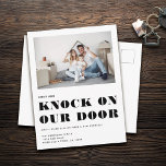 Funny Spaß Neue Adresse Einfaches Foto bewegen Ankündigungspostkarte<br><div class="desc">Komm und klopfe an unsere Tür! Funny typografisches Design für eine bewegliche Ankündigungspostkarte mit Ihrem individuellen horizontalen Foto und Text. Diese minimale und moderne,  schwarz-weiße,  leicht anpassbare Änderung des Adressennotizes macht es schnell und stilvoll,  die Neuigkeiten Ihrer neuen Adresse zu teilen!</div>