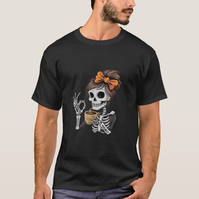 Funny Spooky Season Skeleton Messy Bun Coffee Lieb T-Shirt (Vorderseite)