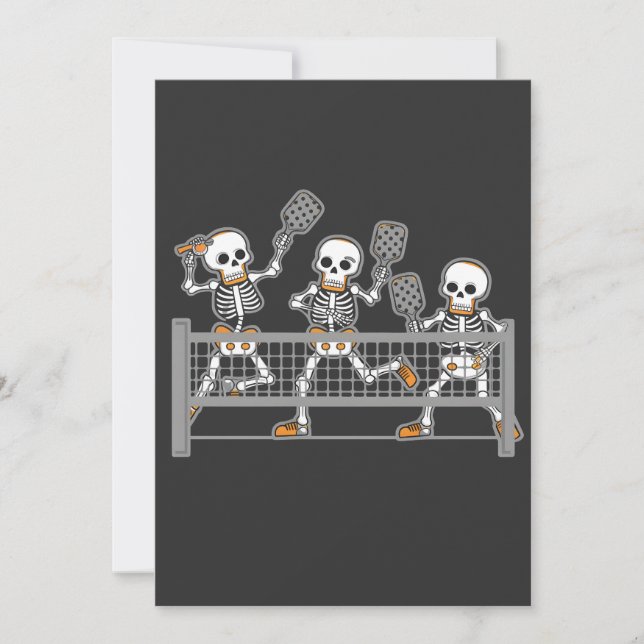 Funny Spooky Three Skeleton Playin Pickleball Gesc Einladung (Vorderseite)