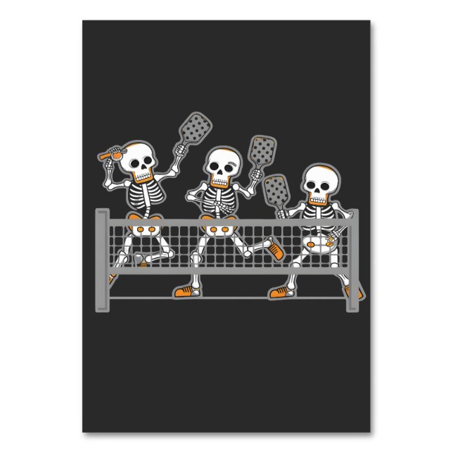 Funny Spooky Three Skeleton Playin Pickleball Gesc Tischnummer (Vorderseite)