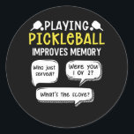 Funny Sports Pickleball Player Runder Aufkleber<br><div class="desc">Nehmen Sie Ihre Pickleball-Paddeln und Bälle aus der Tasche. Funny Pickle Ball Sport Design für alle,  die das Spiel Liebe und spielt ein Set mit einem Netz im Freien.</div>