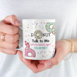 Funny "Sprich mit mir" Personalisierter Kaffee Kaffeetasse<br><div class="desc">Mit dieser spielerischen Tasse wärmen Sie auf Ihren Kaffee! Mit einem pastellfarbenen Arrangement aus Sprinklen und Donuts ist es eine perfekte Mischung aus niedlich und lustig. Diese Tasse hält nicht nur Ihr Lieblingsgetränk, sondern sie macht es auch auf humorvolle und liebenswerte Weise. Der personalisierte Text erlaubt ein wenig Lustigkeit und...</div>
